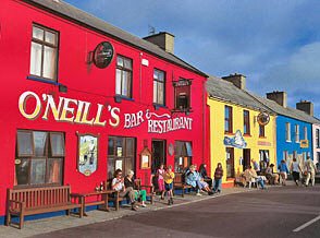 Kinsale színes utcarészlet