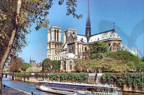 hajókirándulás a Szajnán háttérben a Notre-Dame