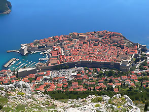 a közel 2 km hosszú városfallal körülvett Dubrovnik
