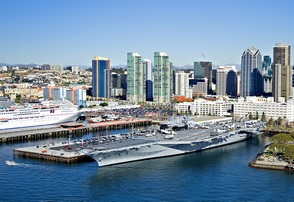 a USS Midway repülőgép anyahajó a San Diegó-i kikötőben